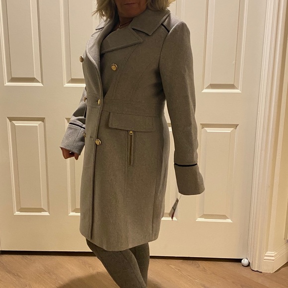 Vince Camuto Jackets & Blazers - Vince Camuto Elegant Gray Trench Coat with Gold Accents.